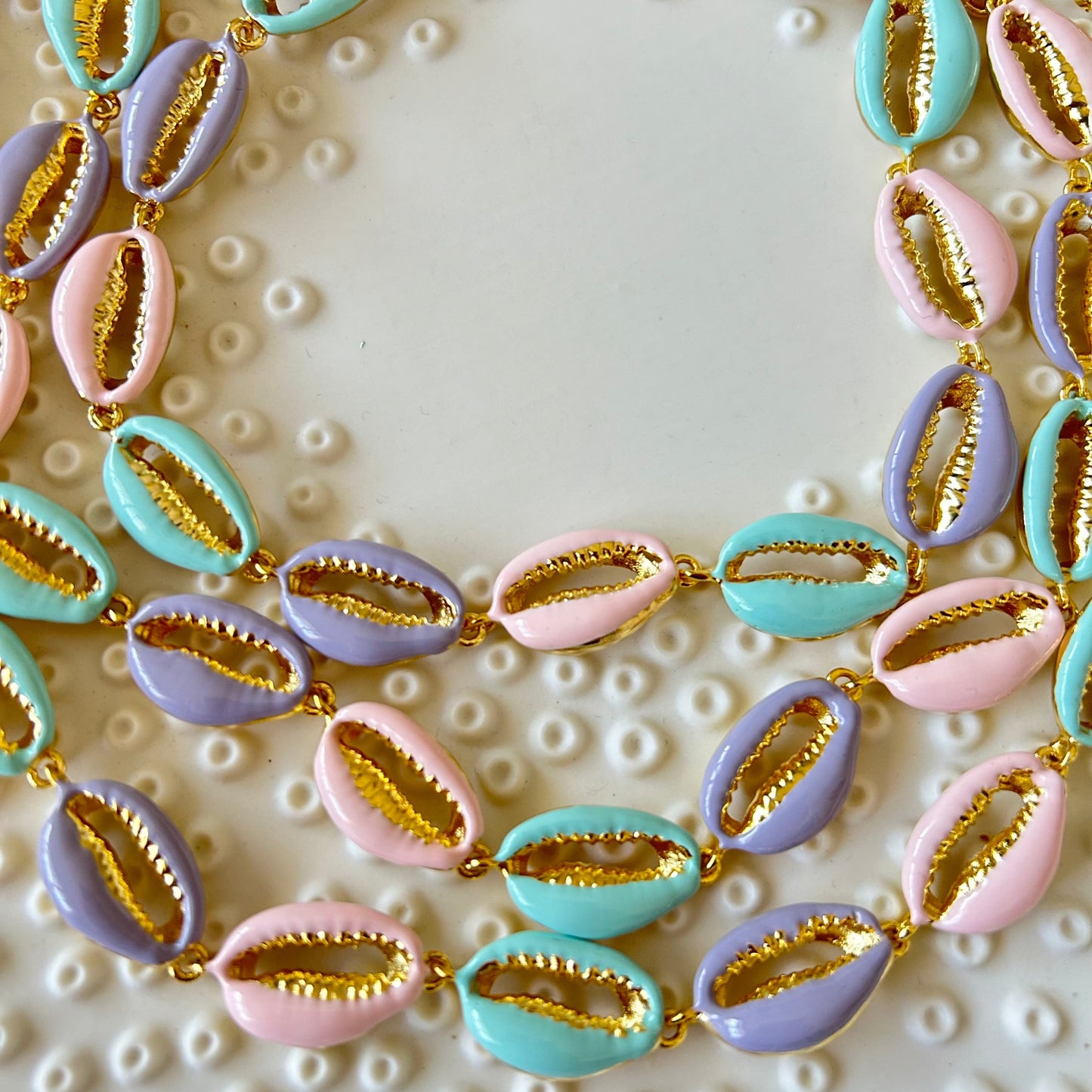 Cotton candy shell choker
